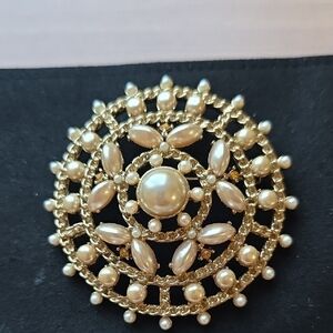 Elegant Gold and Pearl Brooch